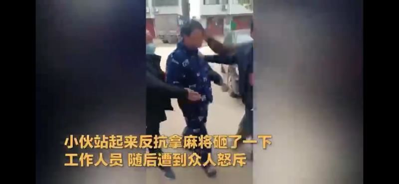 1家3口在家打麻将遭红袖章打砸 胡锡进:极其恶劣