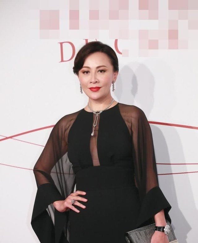 原创刘嘉玲出席活动,一袭黑色薄纱长裙优雅显气质,还是这么美