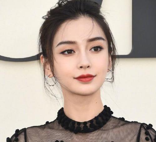 Baby素颜和儿子视频，镜头距离脸只有3厘米，这状