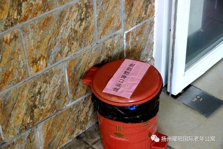 老人口罩桶_老人戴口罩