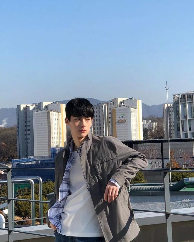 韩国直播学习的小哥爆火全网：穿衣文弱书生，脱衣肌肉猛男