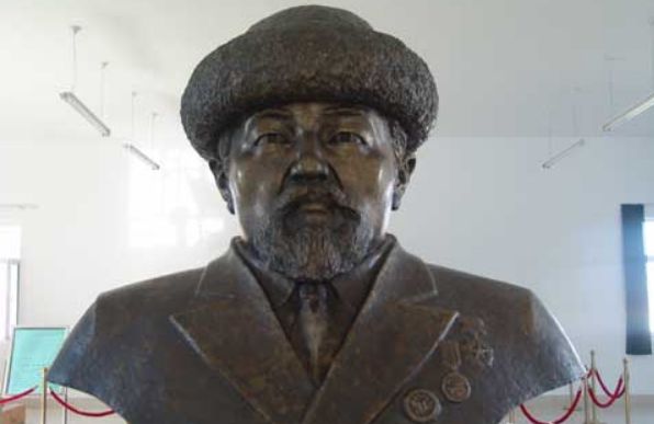 两人,一位是著名豫剧表演艺术家常香玉,另一个就是新疆哈萨克人巴什拜