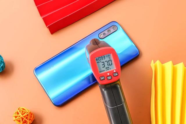 宅在家怎样打发无聊时间？用iQOO Neo 855竞速版玩游戏就够了