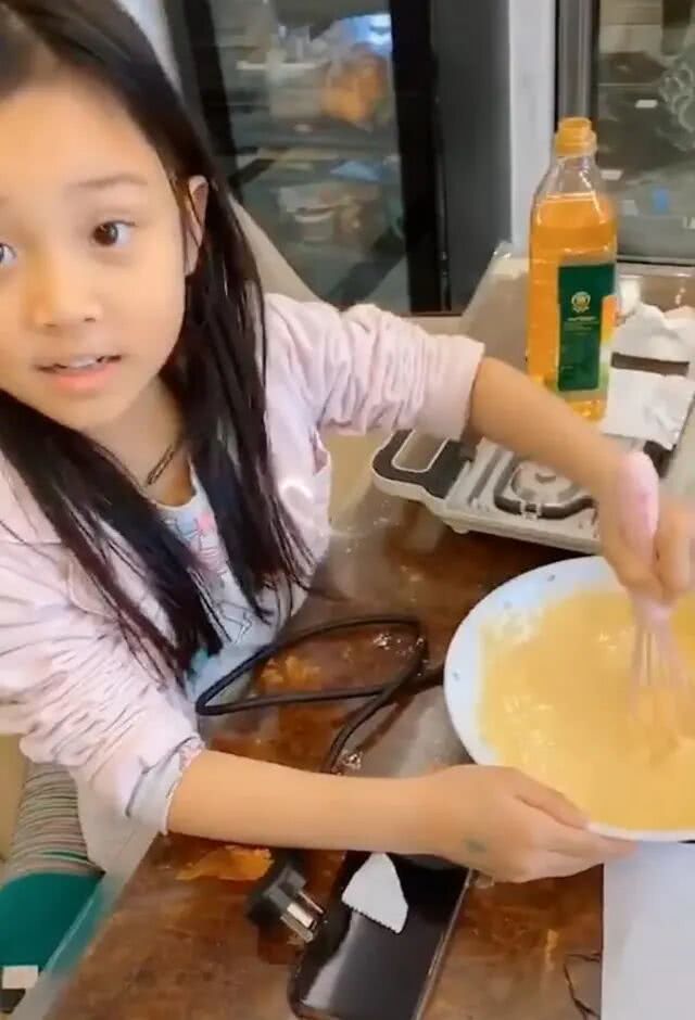 甜馨做鲷鱼给李小璐吃，拍视频做直播，这是要
