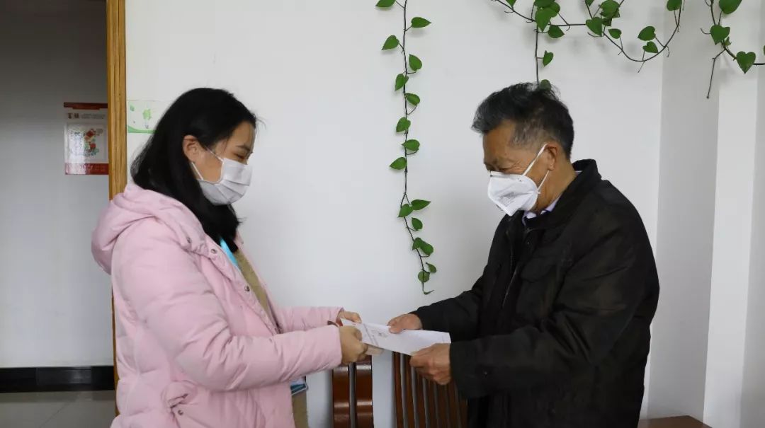 两口县人口_一家两口图片卡通