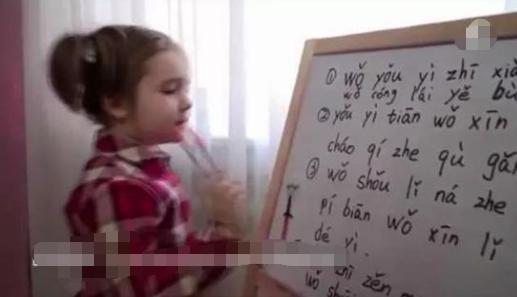 7岁俄罗斯小姑娘掌握8门外语！却不是神童！只因有个“话痨”的妈