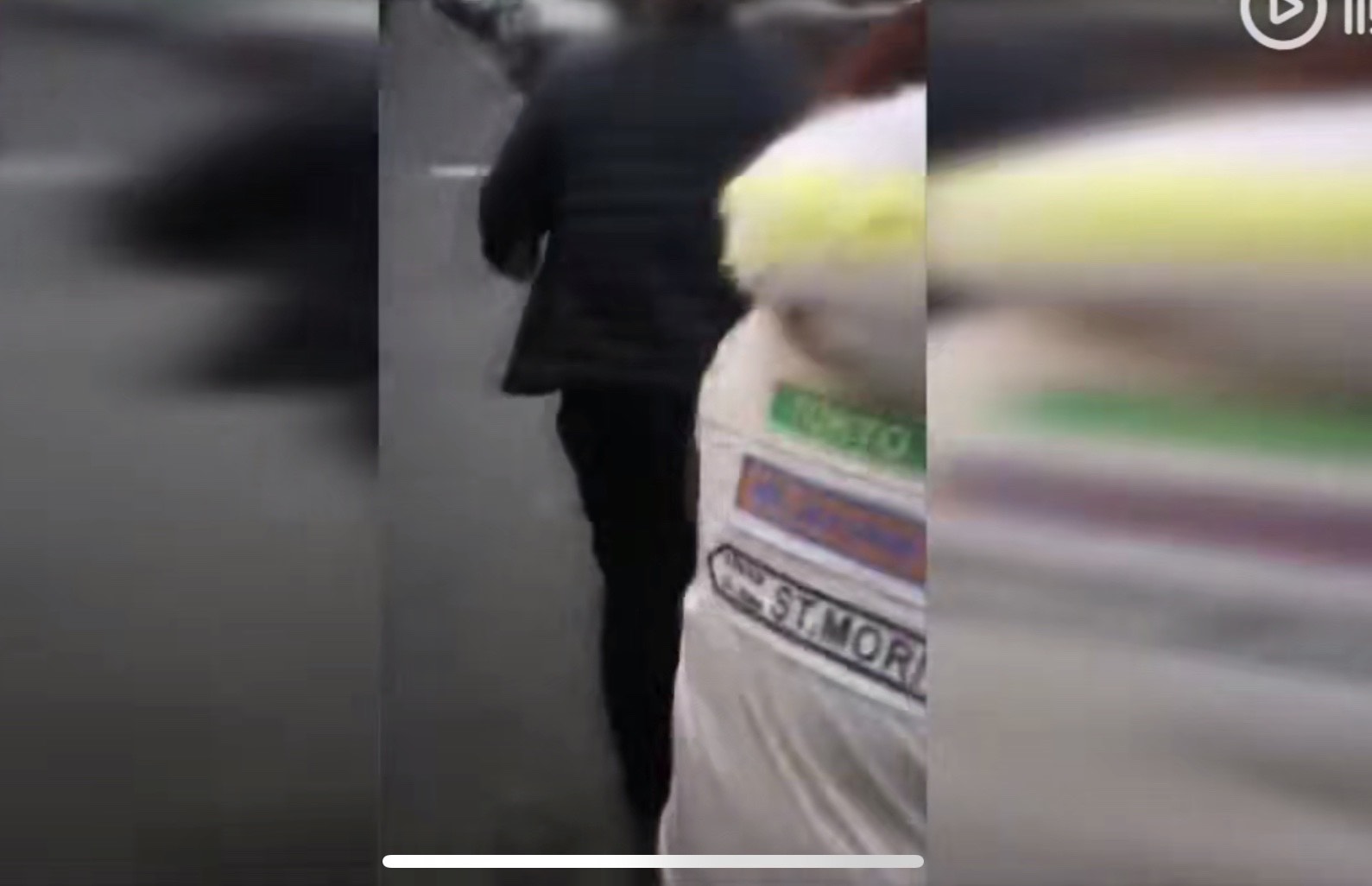 外出遛狗被劝阻，男子竟折返家中拿出菜刀欲砍