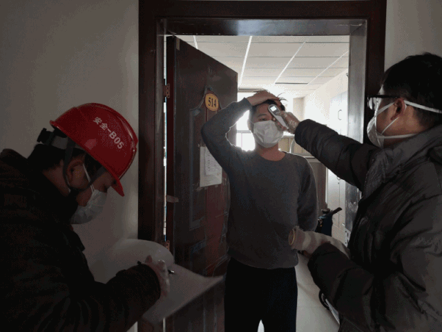 体温监测监督监督组陪同开发区领导全程监督入厂体温监测工作.
