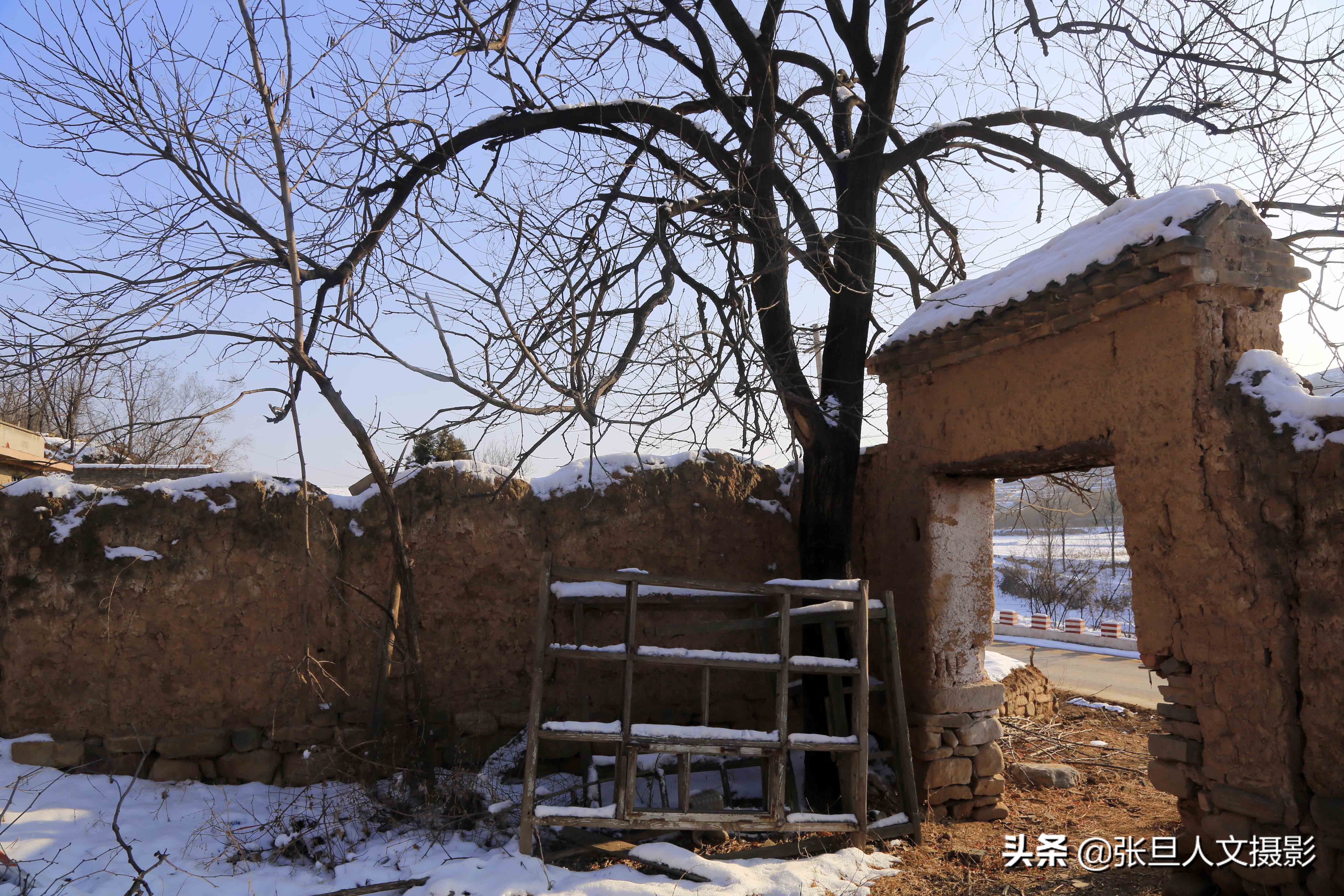 山西农村的一座废弃的老宅院石头铺路土窑洞曾是豪宅有看头