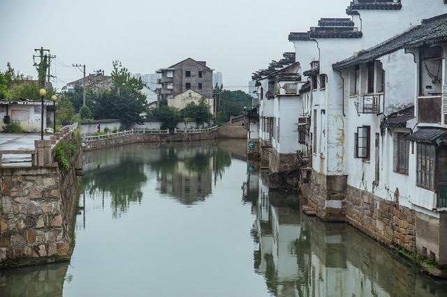 苏城的古城区,典型的黑瓦白墙,小桥流水,小雨淅淅,只欠一把油纸伞