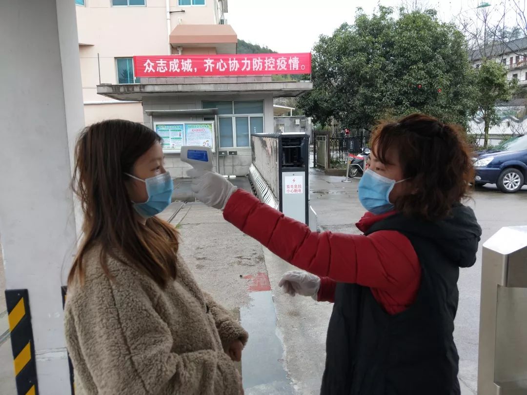 戴口罩排队,接受体温检测