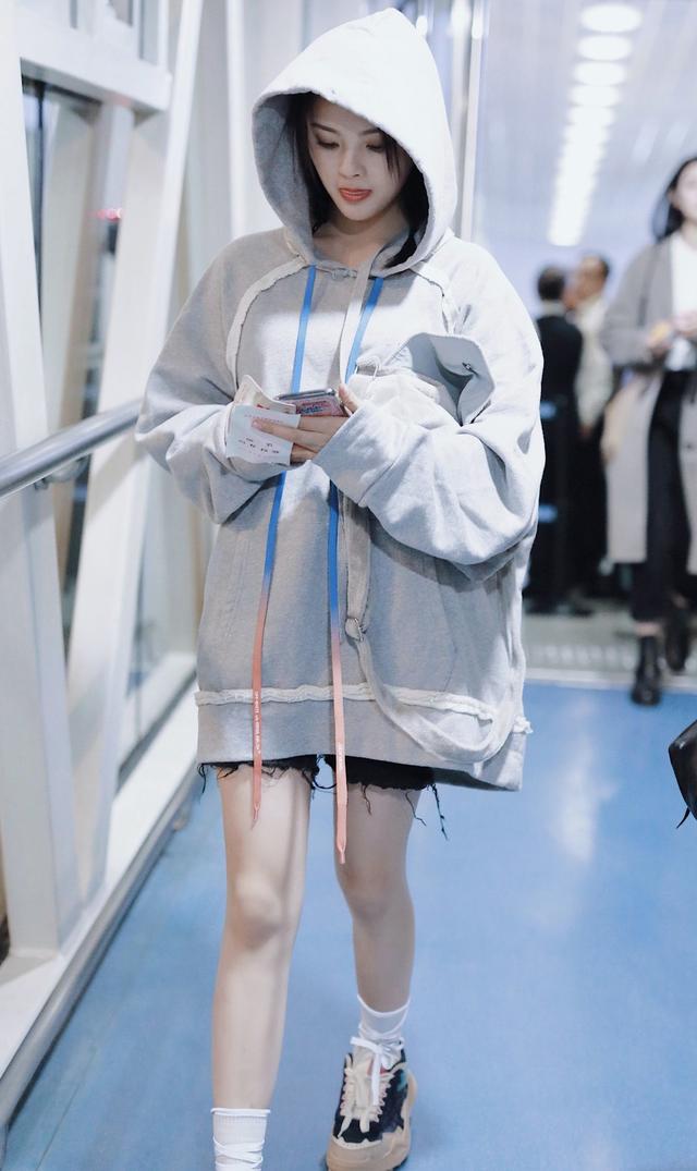 白色长袜子怎么搭衣服_肉色袜子怎么搭配衣服