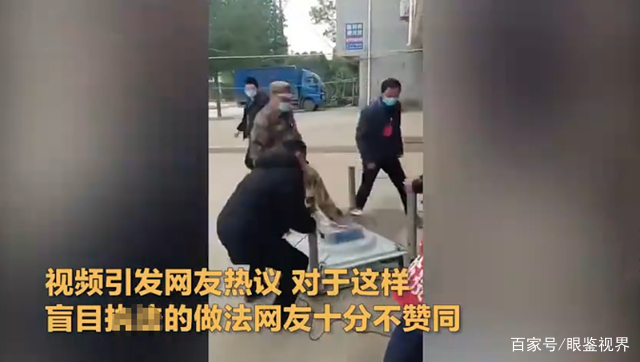 1家3口在家打麻将遭红袖章打砸 胡锡进:极其恶劣