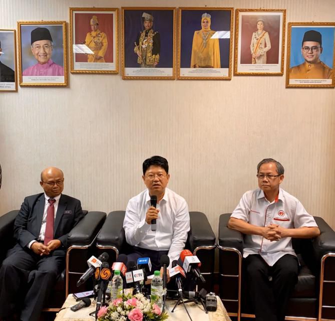 驻马来西亚大使白天欢迎中国籍新冠肺炎患者治愈出院