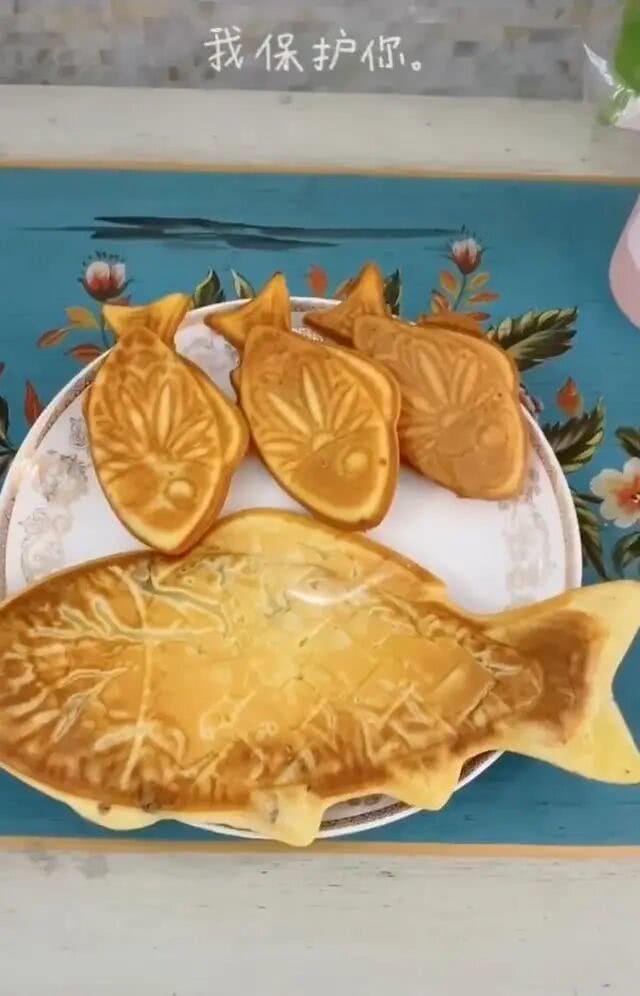甜馨做鲷鱼给李小璐吃，拍视频做直播，这是要