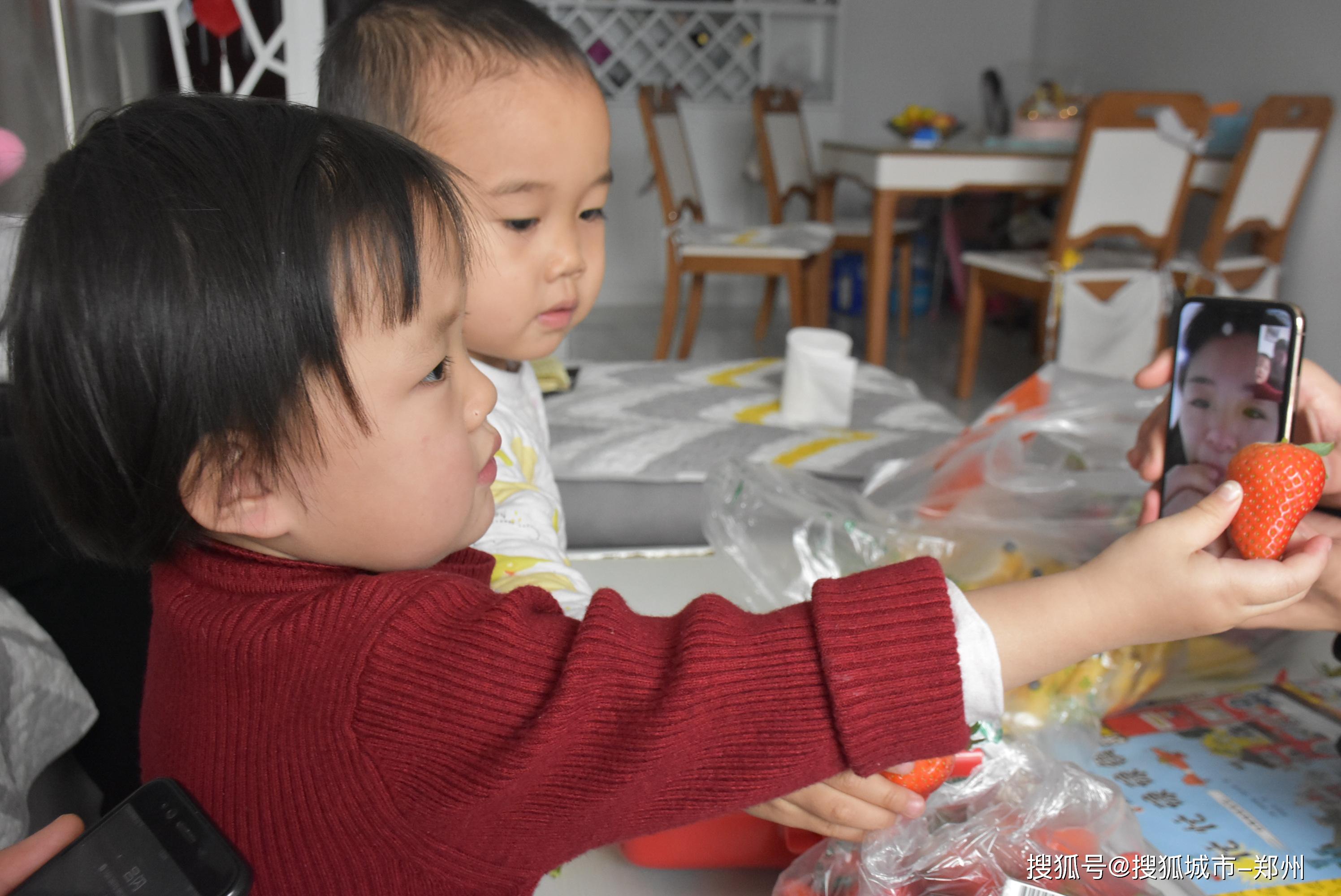 洛阳28岁女护士瞒着家人赴武汉方舱医院，视频连