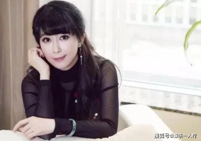 她是“情歌天后”，虽已49岁仍美如少女，离婚后