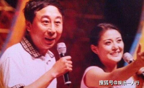 30岁被冯巩发掘，搭师胜杰说相声成名，却在央视