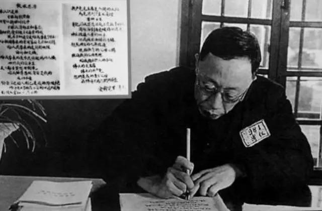 因为|周总理对客人说溥仪: 这是中国以前的皇帝, 溥仪一听赶紧补了一句