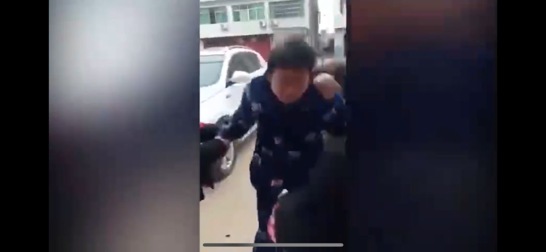 1家3口在家打麻将遭红袖章打砸 胡锡进:极其恶劣