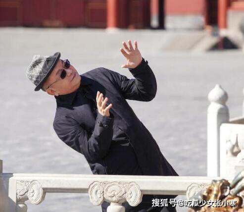71岁王刚越活越年轻，11岁儿子和50岁妻子是让他