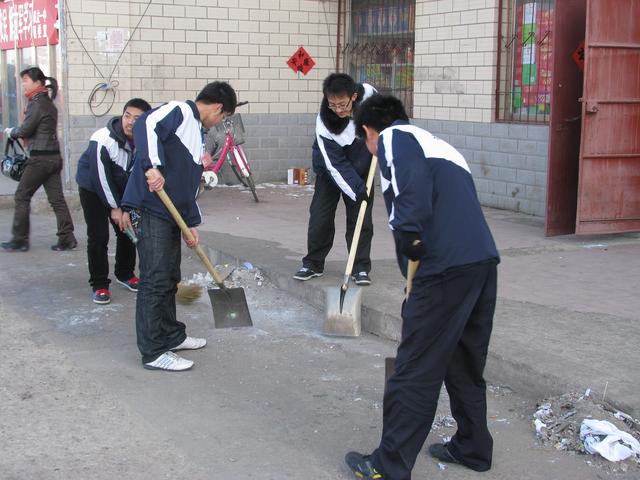 学校开展劳动教育,不是把学生当免费劳动力