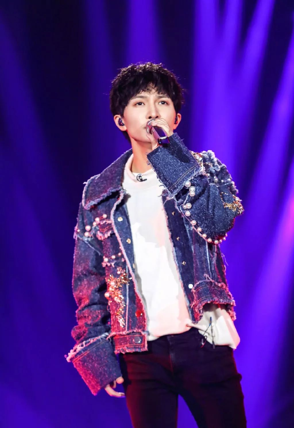 周深造型大转变,161cm的身高,也能穿得很完美