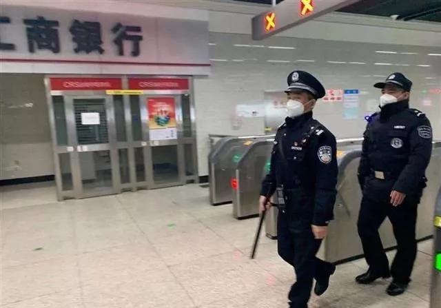 母亲去世,民警跪地朝家的方向磕了三个响头_陈德春