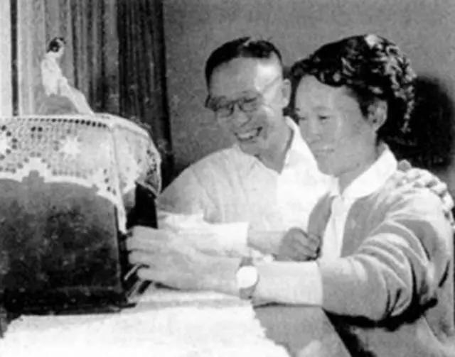 因为|周总理对客人说溥仪: 这是中国以前的皇帝, 溥仪一听赶紧补了一句