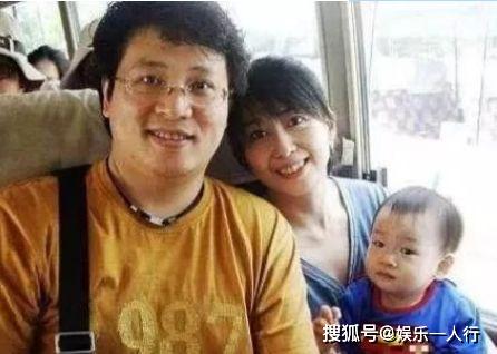 她是“情歌天后”，虽已49岁仍美如少女，离婚后