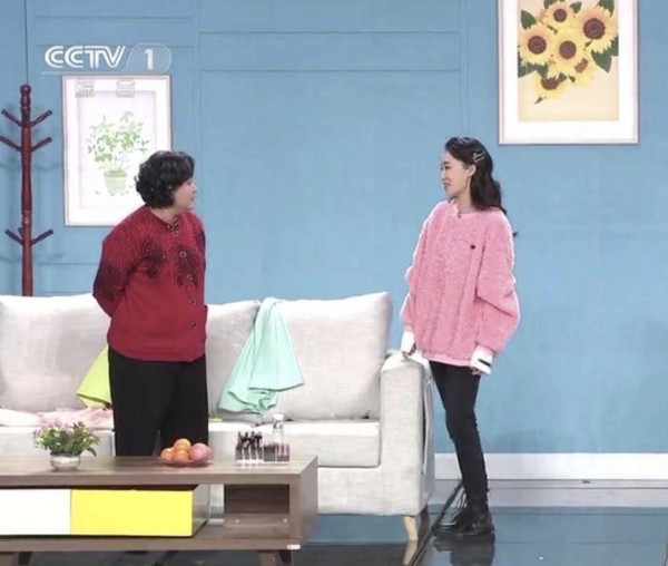 张小斐春晚穿的毛绒衣有多好穿郑爽搭黑色小脚裤尽显逆天长腿