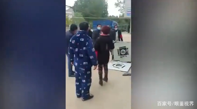 1家3口在家打麻将遭红袖章打砸 胡锡进:极其恶劣