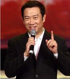30岁被冯巩发掘，搭师胜杰说相声成名，却在央视