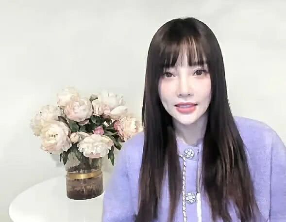 甜馨做鲷鱼给李小璐吃，拍视频做直播，这是要