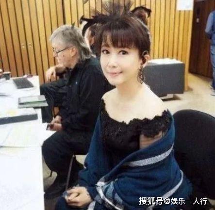 她是“情歌天后”，虽已49岁仍美如少女，离婚后