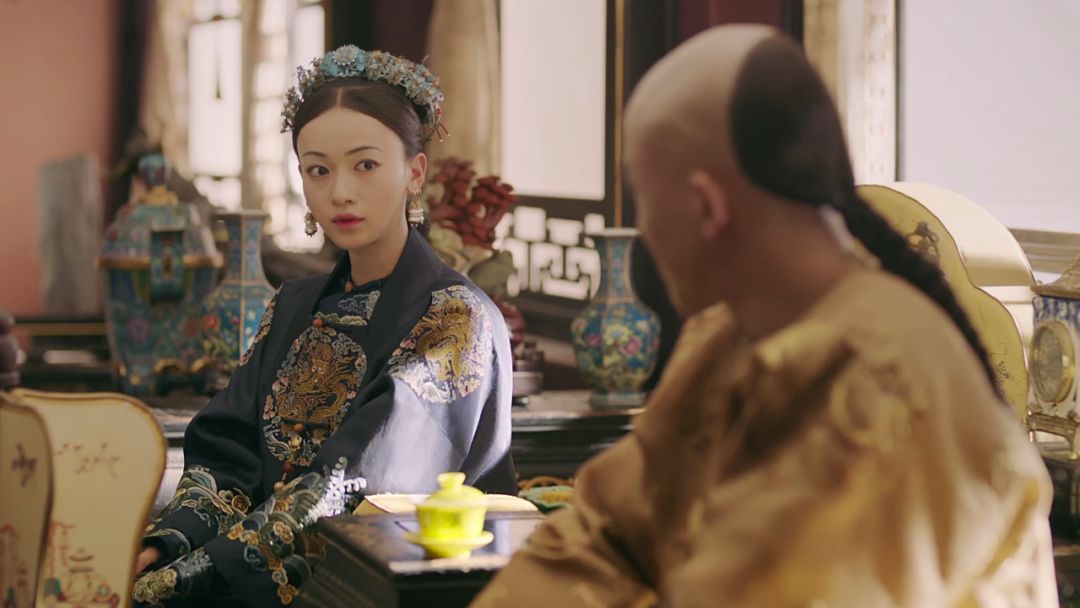 昭华公主是令贵妃的长女，从小娇蛮刁横。 十岁时被指婚给 蒙古亲王拉旺