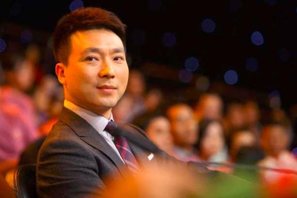 低调主持人，梁田用高情商缓解何炅情绪，还有