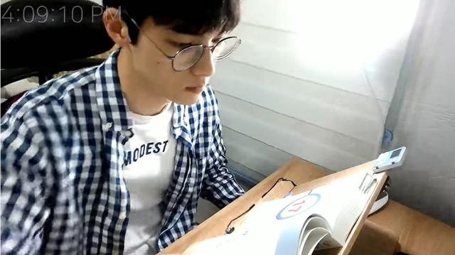 韩国直播学习的小哥爆火全网：穿衣文弱书生，脱衣肌肉猛男