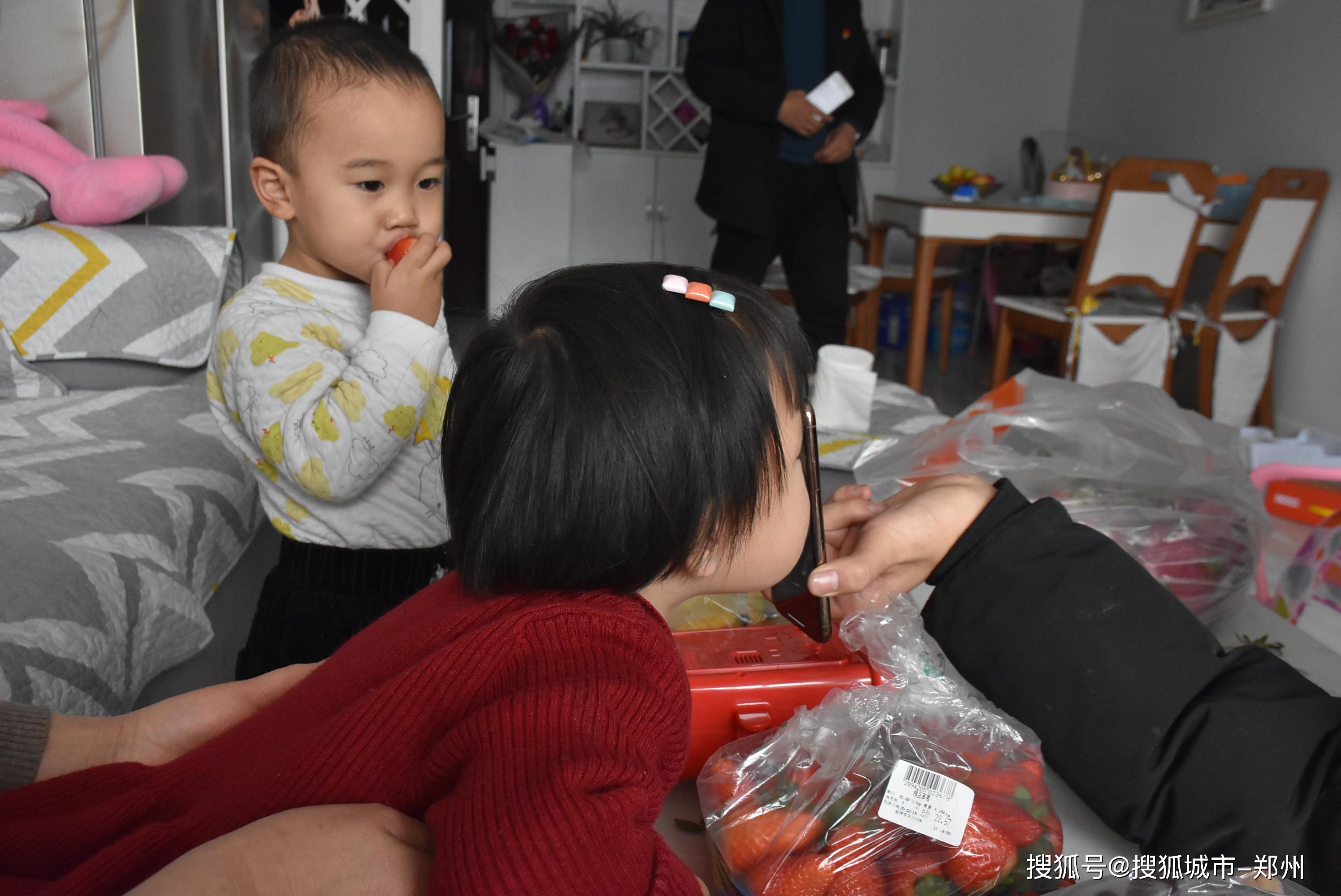 洛阳28岁女护士瞒着家人赴武汉方舱医院，视频连