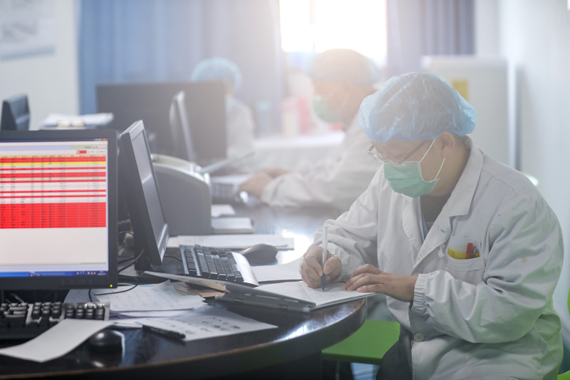 全民战疫｜武汉金银潭医院：医护夫妻以车为家