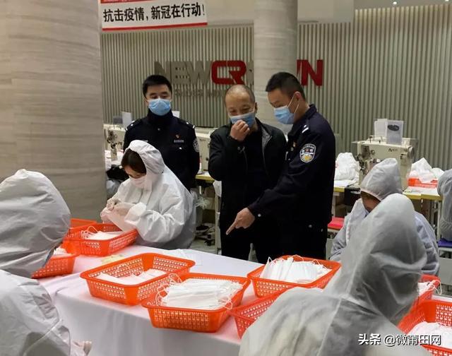 2月15日晚上,华亭派出所民警到新冠鞋业检查企业复工复产情况.