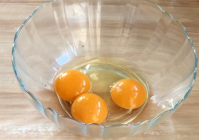 几个月宝宝可以吃鸡蛋小饼 136700af18f5453ea3d09bd98742a012.jpeg