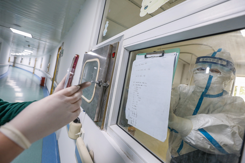 全民战疫｜武汉金银潭医院：医护夫妻以车为家