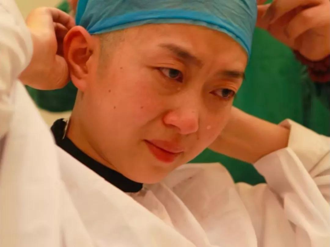 被迫剃光头，被忽视生理需求，何时能停止对女性的绑架式宣传？