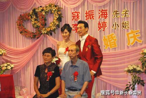 66岁寇振海与妻子同框照曝光，看不出21岁的年龄