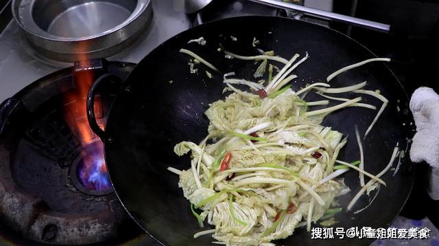酸辣白菜怎么炒最好吃家常做法 25de5a31b2ed4ab986e7f3a571d5b373.jpeg