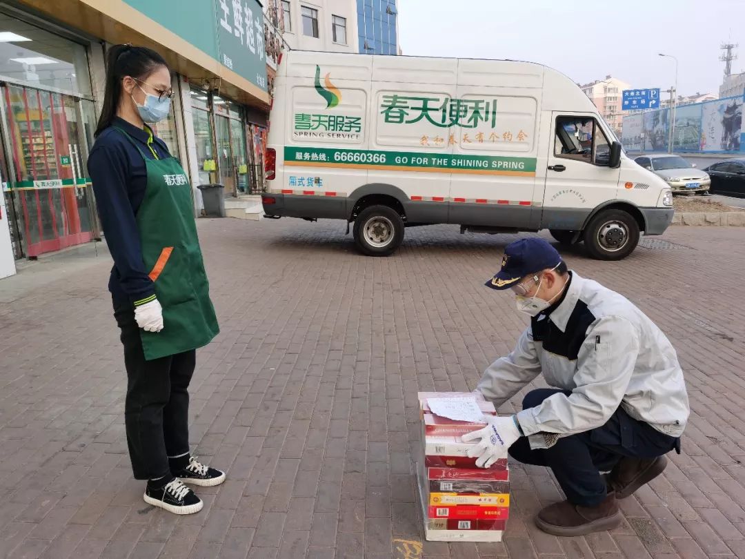 大连市局(公司)卷烟配送开启特别关爱模式,送货员与零售客户保持1米