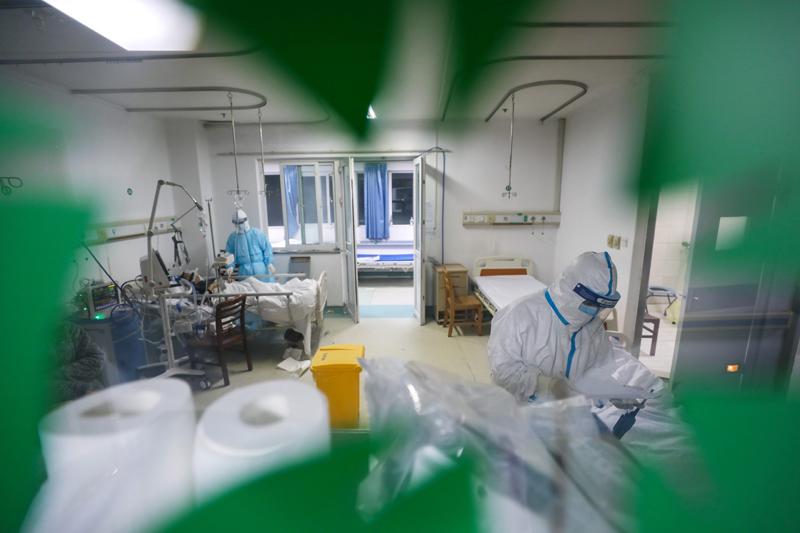 全民战疫｜武汉金银潭医院：医护夫妻以车为家