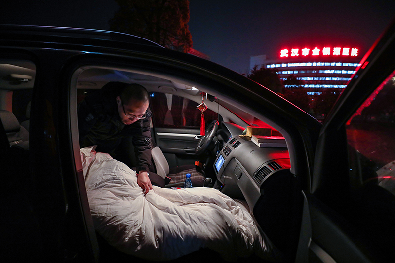 全民战疫｜武汉金银潭医院：医护夫妻以车为家