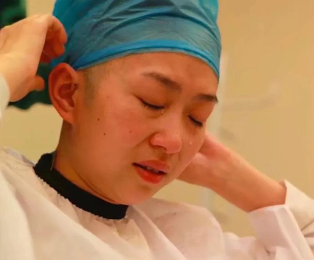 被迫剃光头，被忽视生理需求，何时能停止对女性的绑架式宣传？